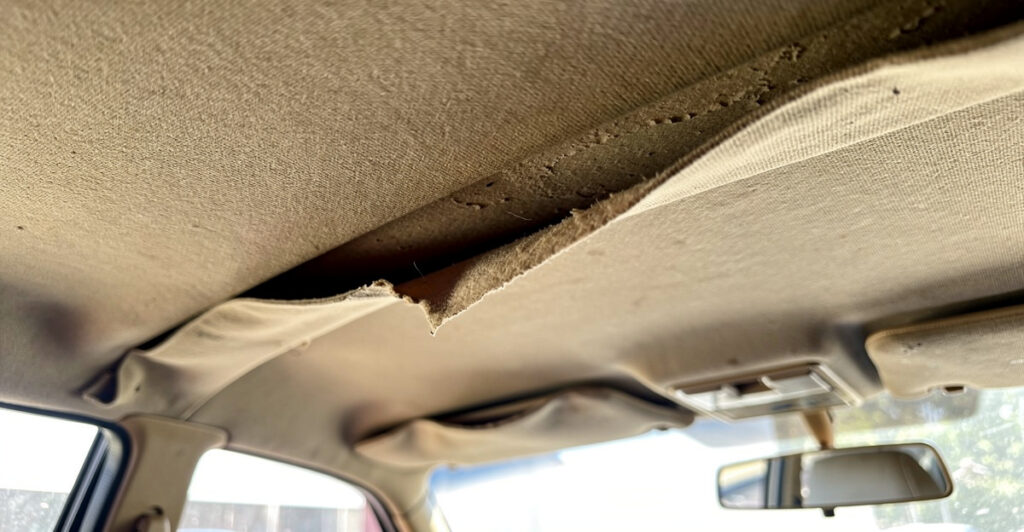 ciel de toit qui se décolle