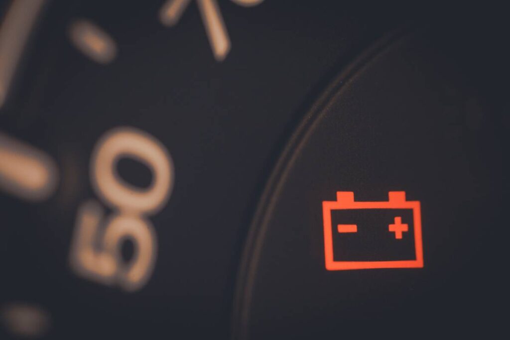 Voyant de batterie allumé sur le tableau de bord